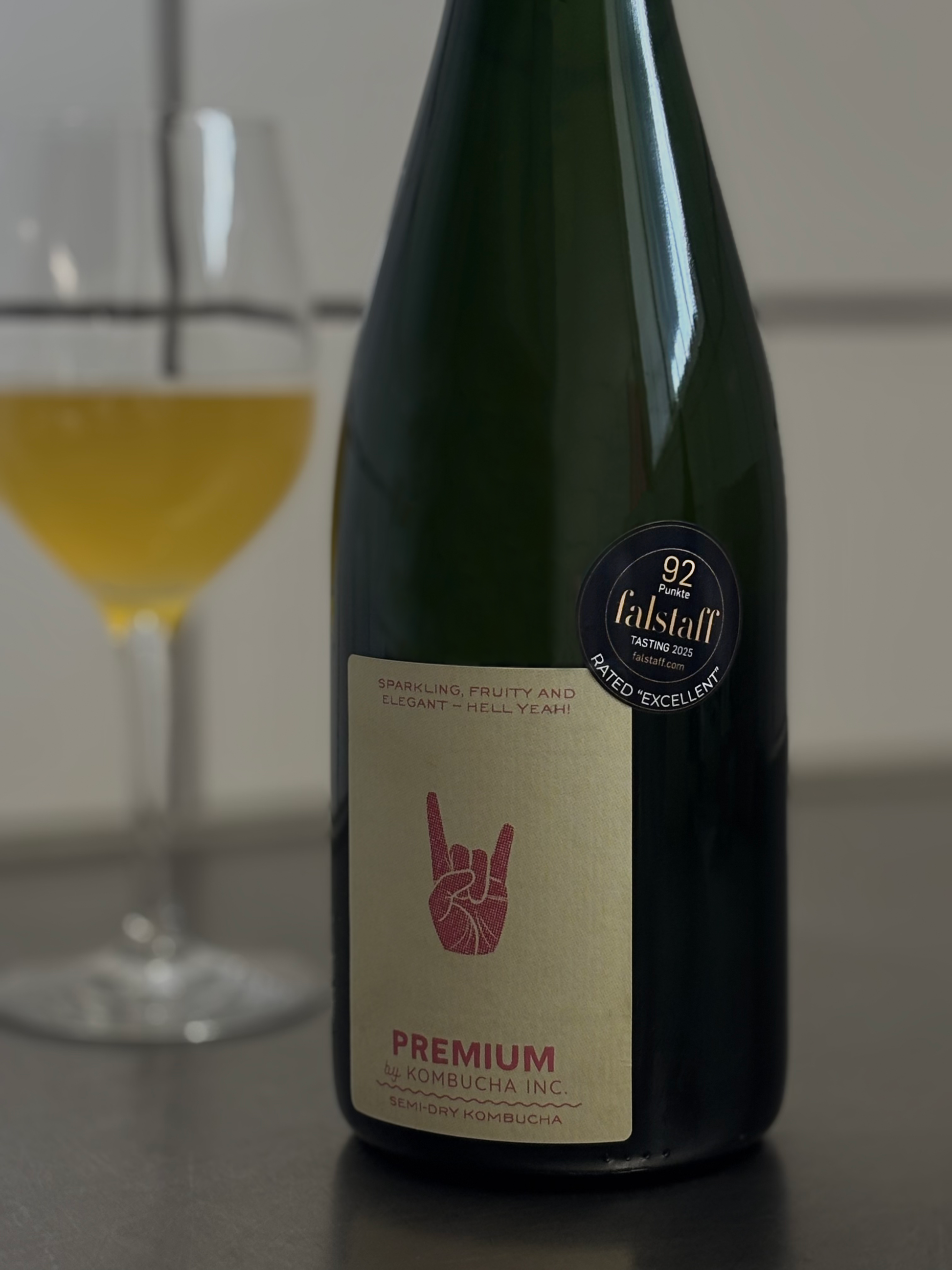 We're thrilled that the internationally renowned gastronomy magazine Falstaff has awarded our Premium kombucha with 92 points, placing it in the "Excellent" category.

Here's their assessment:
"Honey yellow with fine foam. The nose reveals yellow fruity fermented notes of quince, yellow bell pepper and pear balsamic vinegar. Fine carbonation, almost savoury and yet with an acidic bite. Aperitif or as an alternative to Chenin Blanc!"

This strong ranking is a reflection of the depth and complexity we pour in